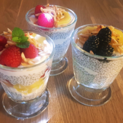 Chia-Kokospudding mit Himbeeren und Kiwi