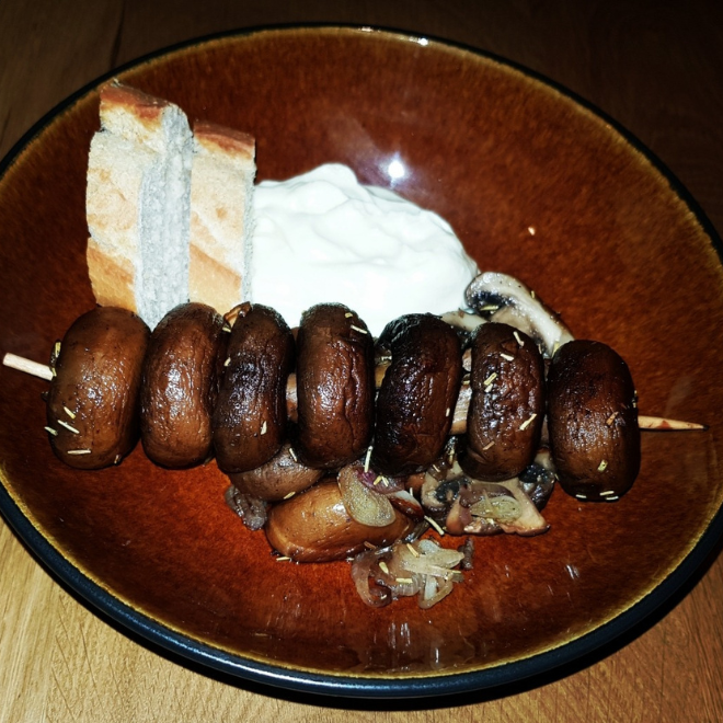 Gebratene Champignons mit leichter Zitronen-Aioli und Baguette